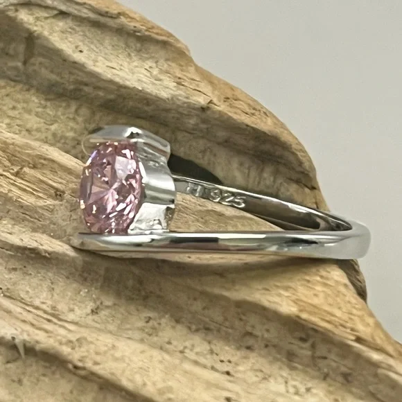 Elegant Silver and Pink Ring with Modern Design - Picture 4 of 4